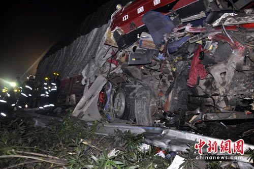 沪杭高速发生严重车祸 31人被困2人遇难(图)