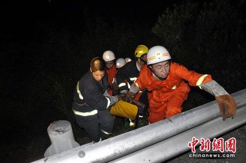 沪杭高速发生严重车祸 31人被困2人遇难(图)